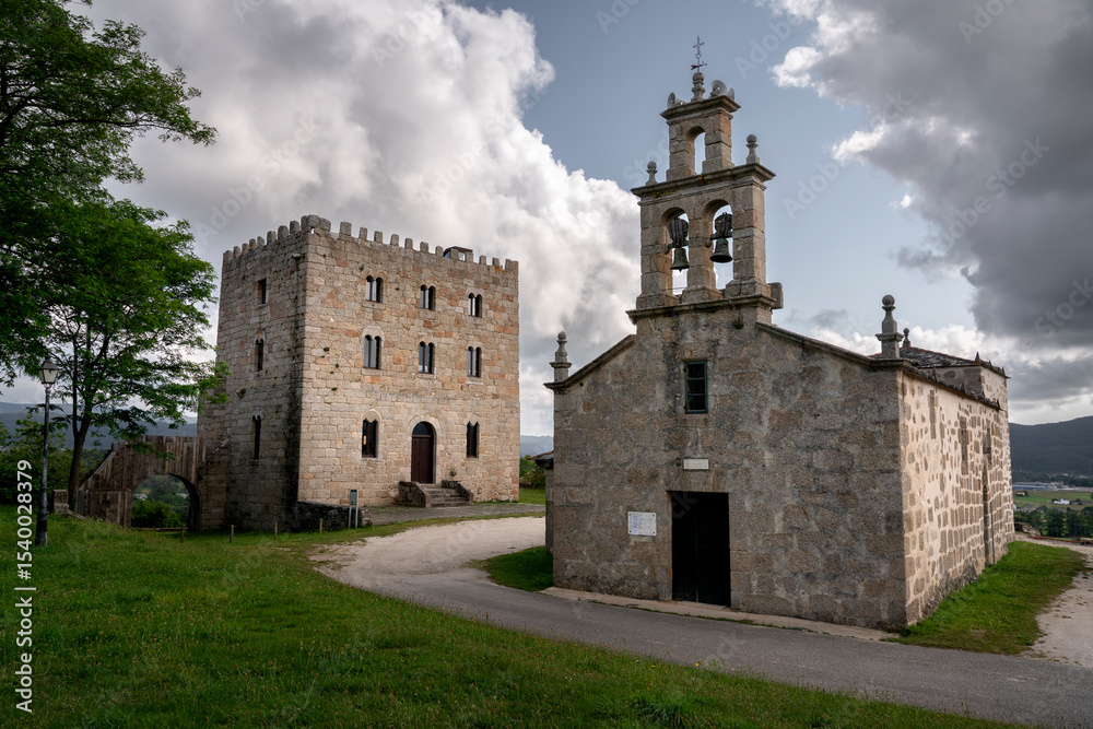 Fototapeta premium Castillo de Castrodouro en Alfoz, Lugo, Galicia, junto con la iglesia de San Salvador de o Castro de Ouro