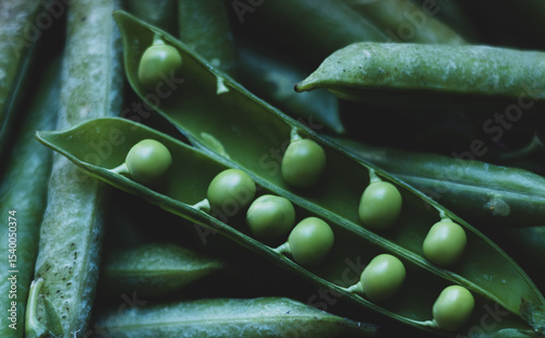 Foto A pod of fresh green peas