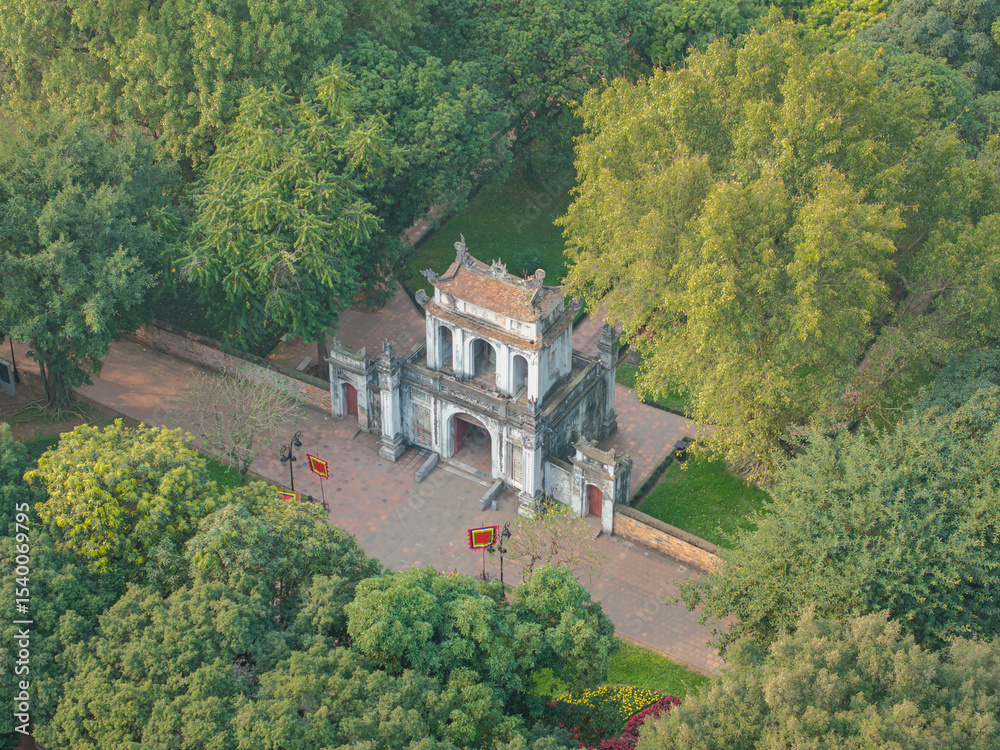 Obraz premium Aerial angle of temple gate surrounded by trees