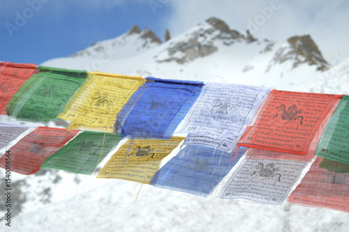 Foto Sacred Buddhist Colorful Prayer Flags in Monasteries and Himalayas