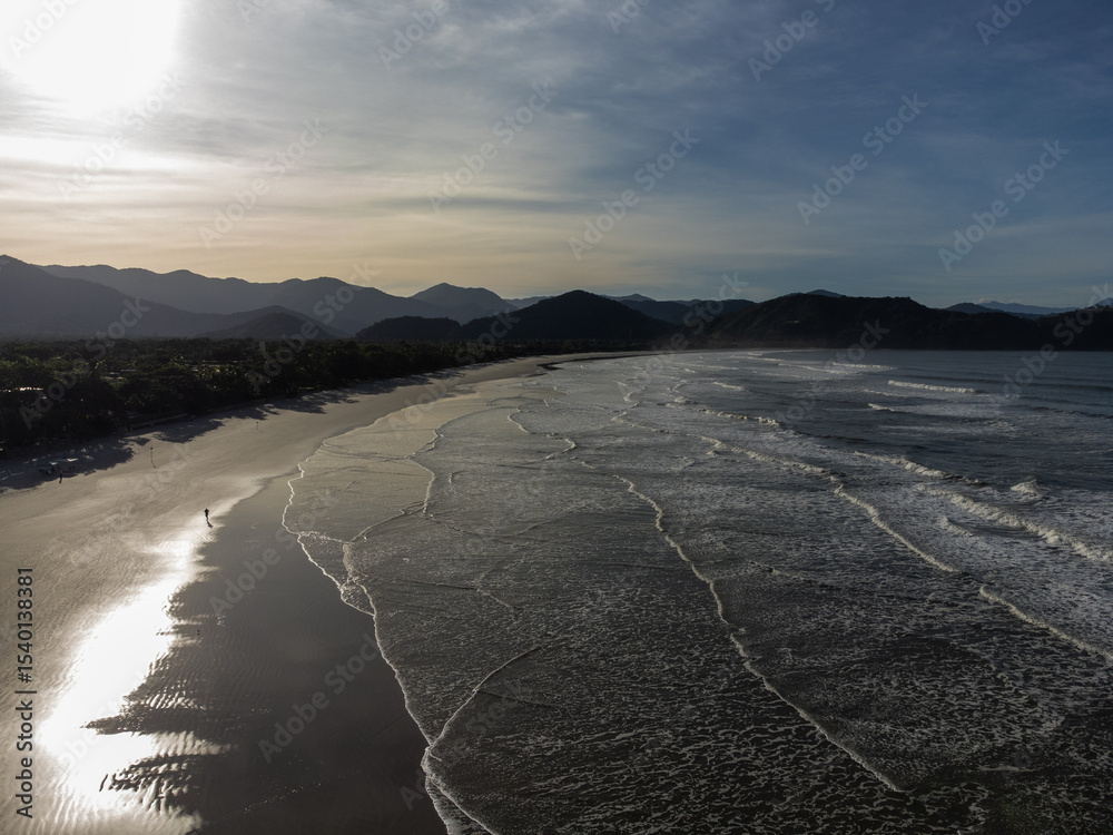 Naklejka premium sea and mountains