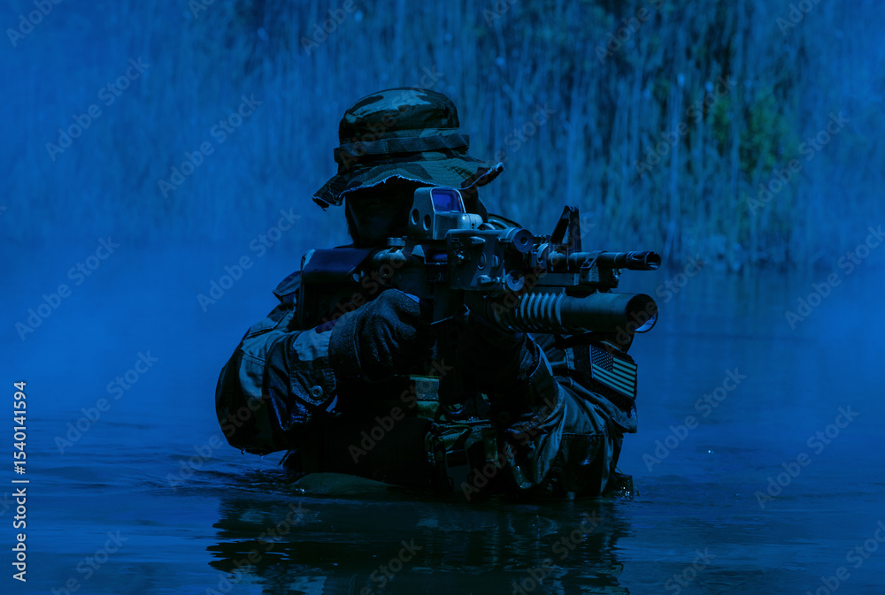 Φωτογραφία Soldier in camouflage gear wading in water, holding a rifle with tactical equipment, surrounded by dense vegetation under a blue-tinted light
