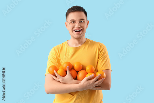 Young man with oranges on b...
