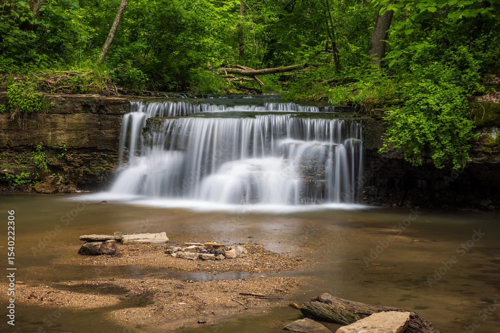 Obraz premium Caron Falls - A Scenic Waterfall Landscape In The Woods