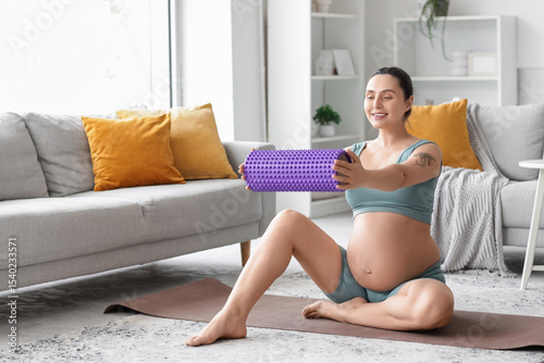 Sporty pregnant woman with ...