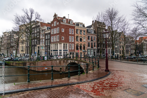 Amsterdamer Gracht mit Brücke und Grachtenhäusern