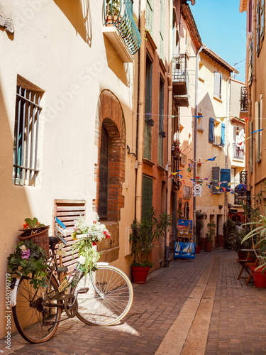 Fototapeta Naklejka Na Ścianę i Meble -  Promenade dans les rues pittoresques de Collioure dans le sud de la France.