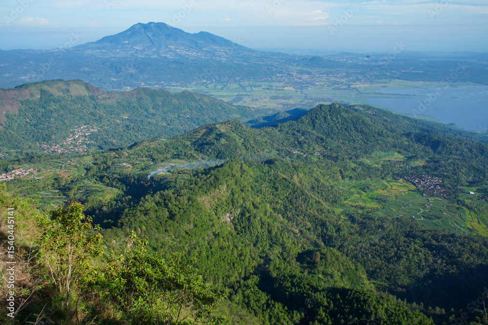 Naklejka premium Tranquil lake reflecting white clouds