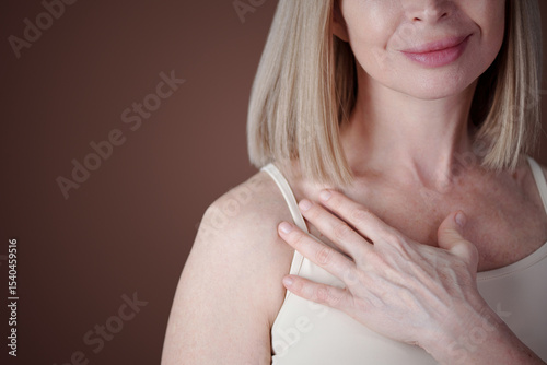 Bild auf Leinwand Smiling Caucasian woman with shoulder-length blonde hair wearing beige tank top