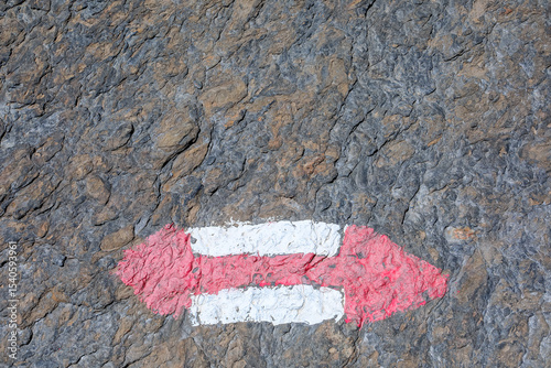 signe peinturé d'un sentier de grande randonnée.