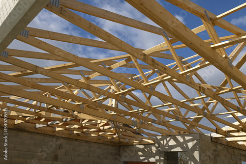 Détail de la construction d'une charpente en bois d'une maison