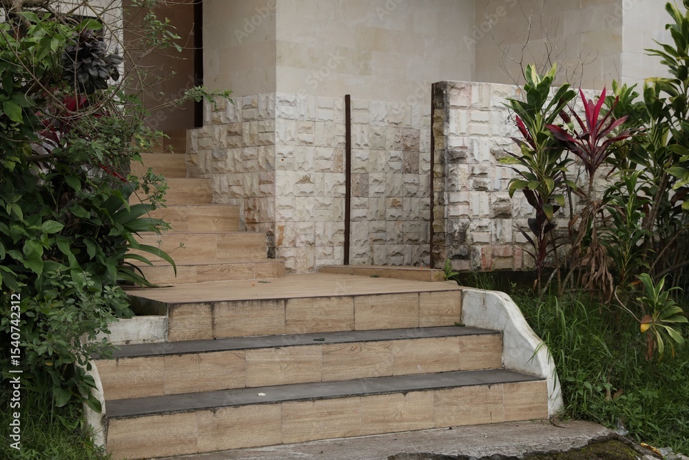 Naklejka premium Different plants growing near stairs of hotel