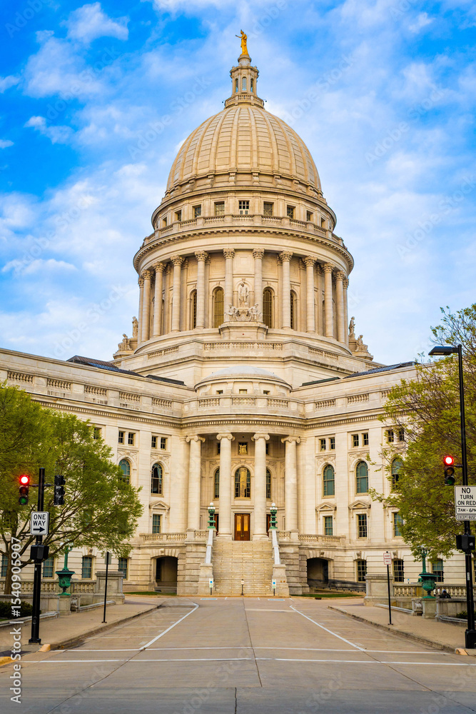 Obraz premium Madison Capitol View on a Summer Morning