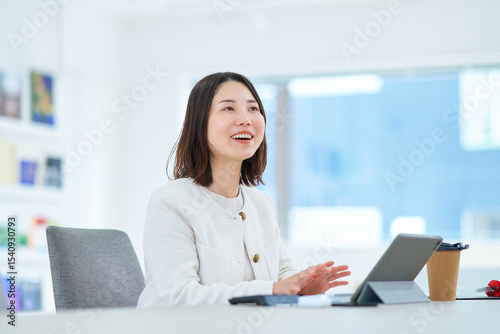 和やかな雰囲気の中で仕事をする女性