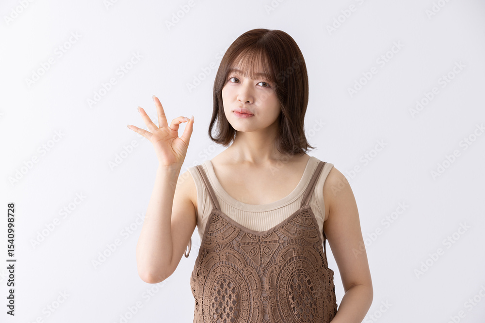 OKサインを出す若い女性
OKサインを出す若い女性