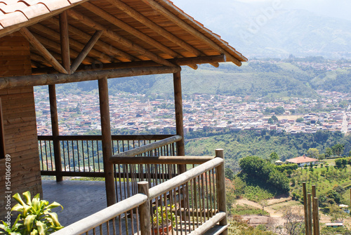 casa de madera sobre una colina, en el estado tachira, Venezuela con vista de la ciudad de Cordero