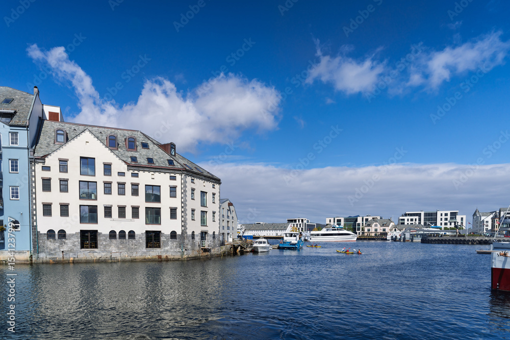 Obraz premium Scenic Waterfront with Boats and Cozy Norwegian Architecture, Aalesund, Norway