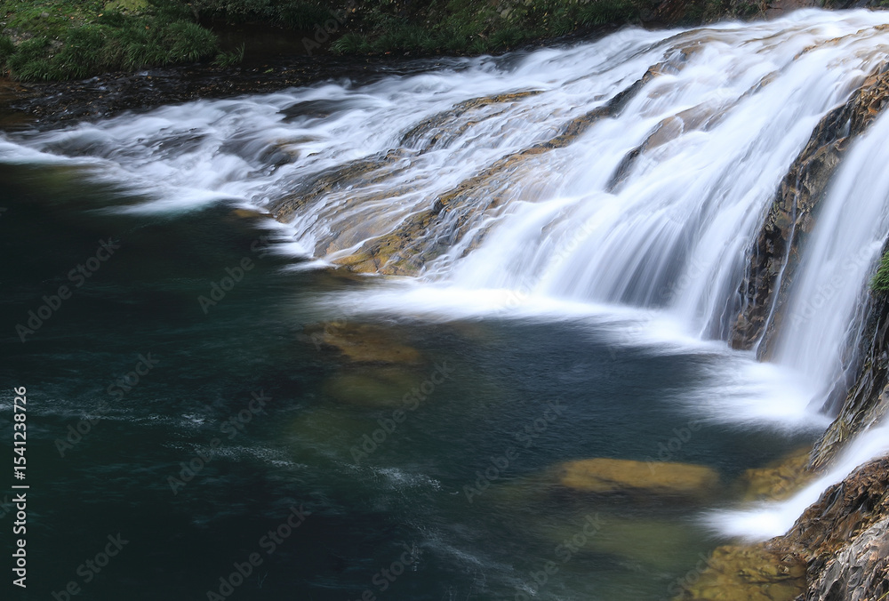 Fototapeta premium 大迫力な蔦の渕の大滝