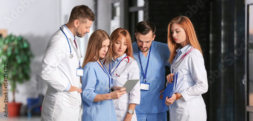 Doctors discussing somethin...