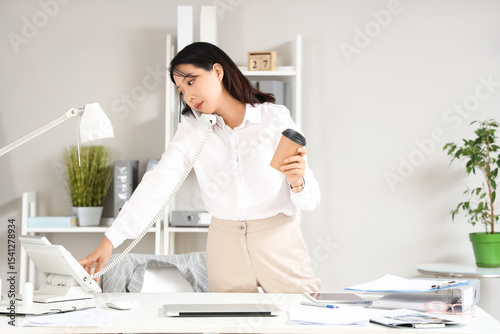 Young Asian businesswoman w...