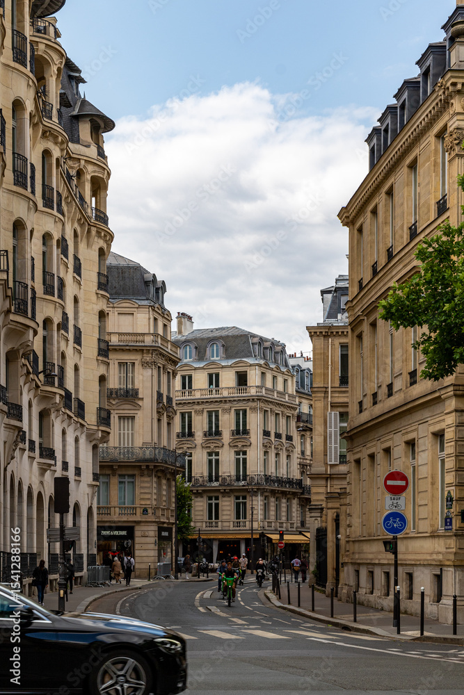 Fototapeta premium Street View of Buildings and Traffic in Paris
