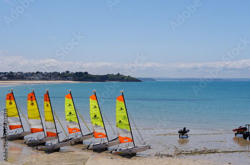 voiliers sur la plage de pleneuf val andré, cotes d'armor en bretagne