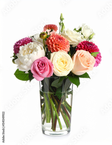 ramo pequeño de rosas, peonías y dalias en vaso de cristal sobre fondo blanco