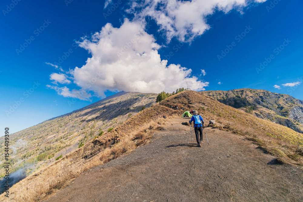 Obraz premium Hiker and traveller hiking at Mount Rinjani, Lombok, the second highest volcano in Indonesia.