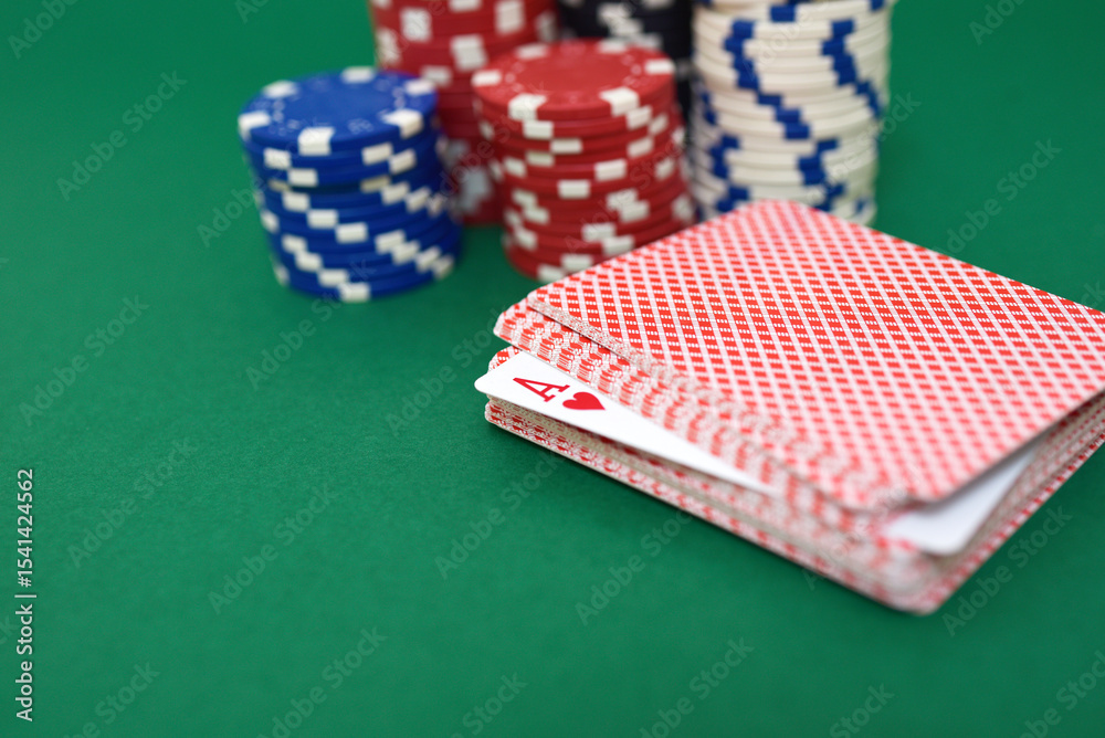 Fototapeta premium Poker, casino, jetons, tapis vert et cartes à jouer