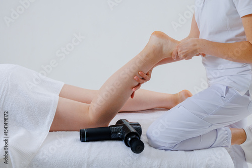 Carta da parati Physiotherapist Performing Manual Foot and Leg Therapy for Pain Relief and Muscl
