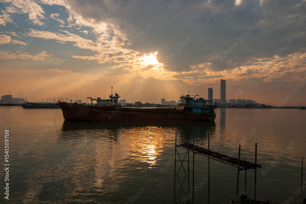 Fototapeta premium sunset over the river in guangzhou