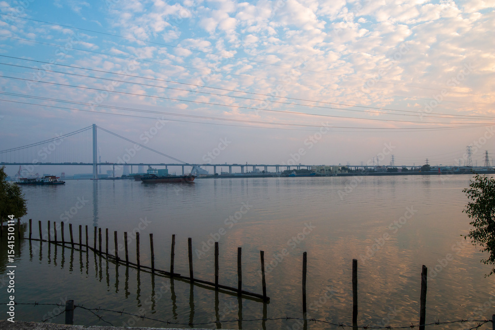 Fototapeta premium sunset over the river in guangzhou