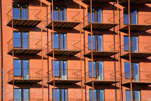 Foto modern brick apartment building with numerous balconies