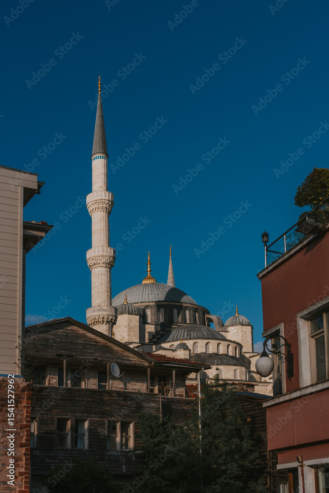 Fototapeta premium suleymaniye mosque towering over traditional wooden houses in istanbul