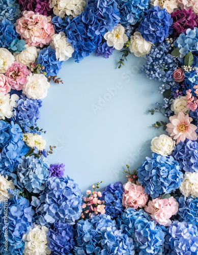 Mural semi cubierto con flores azules, con un espacio central