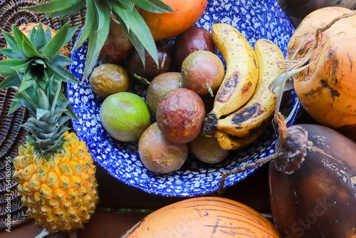 Assortiment de fruits tropicaux réunionnais dans un plat traditionnel