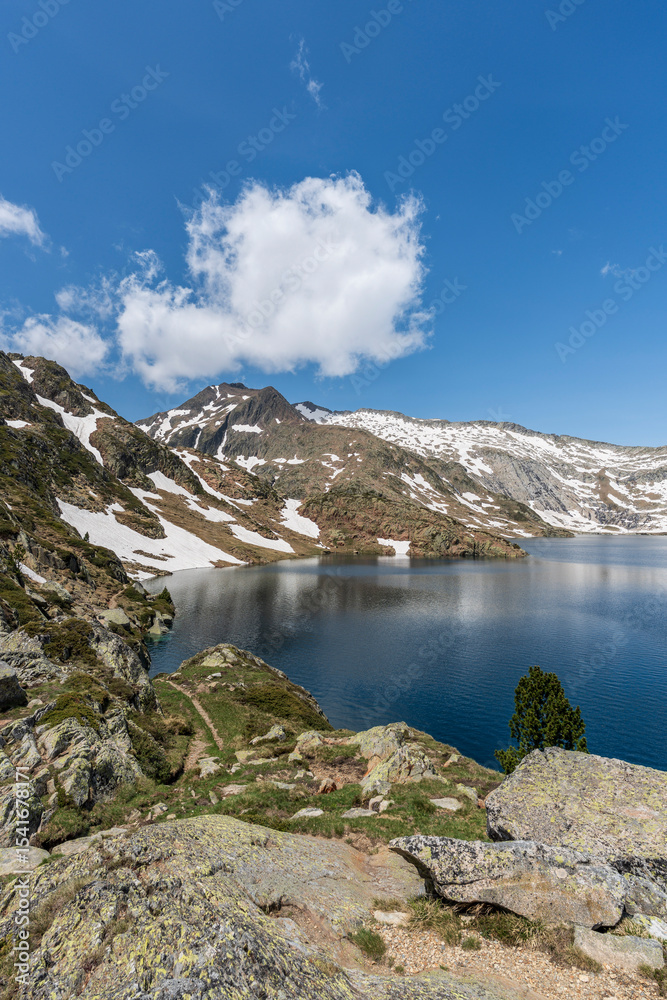 Obraz premium Certascan Lake and Certascan Peak (2,852 meters), Pallars Sobirà region, Lleida, Catalonia, Spain
