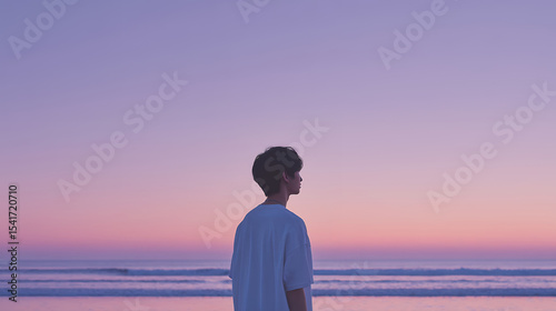 淡いパステルカラーの夕暮れと若い男性　エモい風景