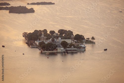Quadro em tela The exquisite Jag Mandir Palace, an island retreat, floats serenely on the shimm