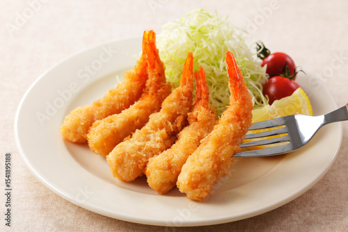 お皿に盛り付けたエビフライ　Fried Shrimp Dish