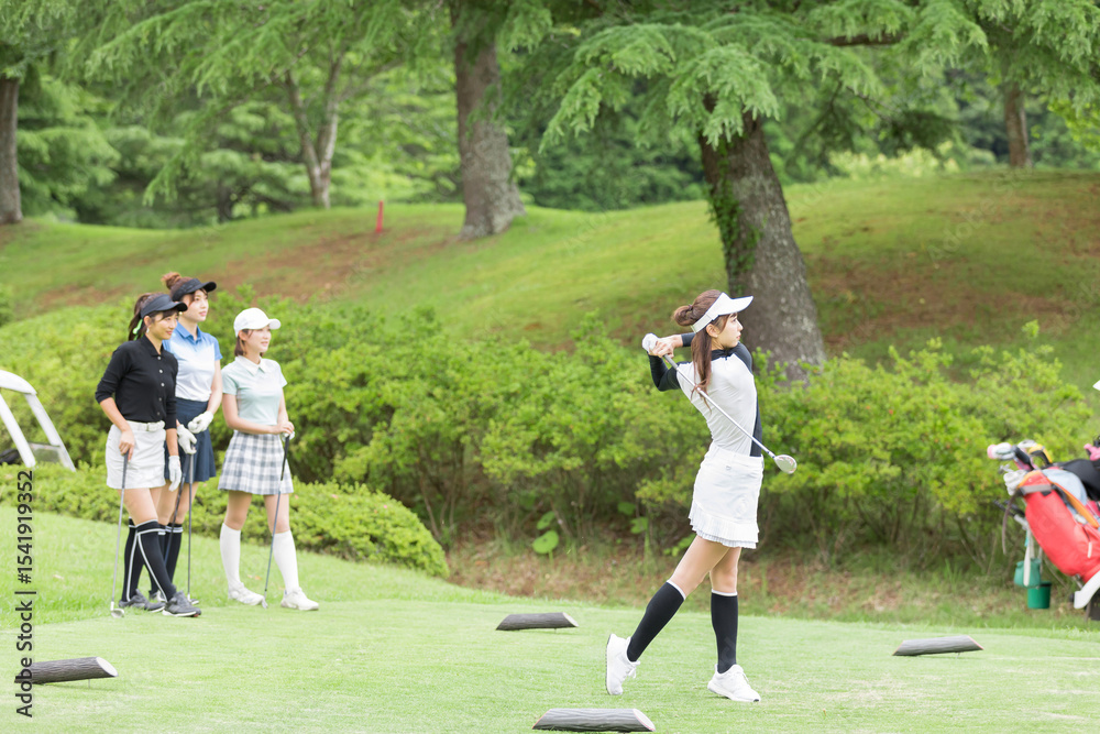 Obraz premium ゴルフを楽しむ女性 ティーショット ドライバー 