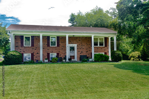 Fotografía small nice brick house with columns in a village near the atlantic ocean