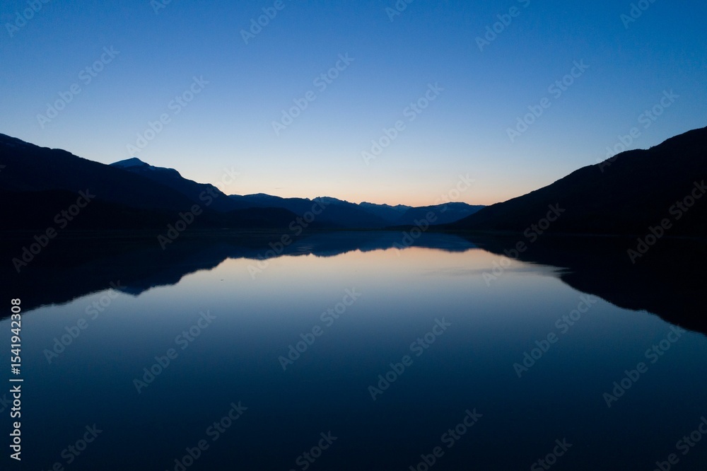 Naklejka premium Scenic view of lake against clear blue sky