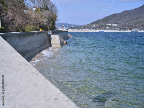 瀬戸内海の海辺の堤防