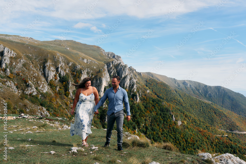 Obraz premium Couple walking together on mountain trail