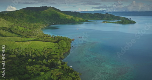 Foto Aerial drone footage revealing the stunning beauty of a tropical Fiji island, showcasing lush vegetation, crystal-clear turquoise waters, and vibrant coral reefs