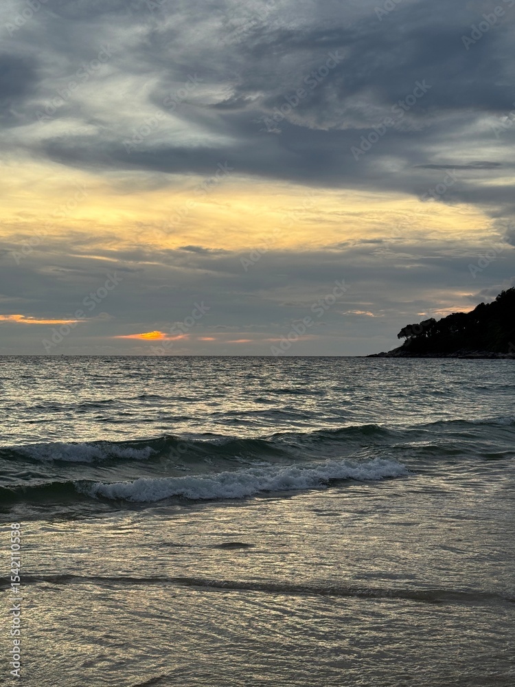 Obraz premium Evening View of the Andaman Sea – Tranquil Tropical Waters at Sunset