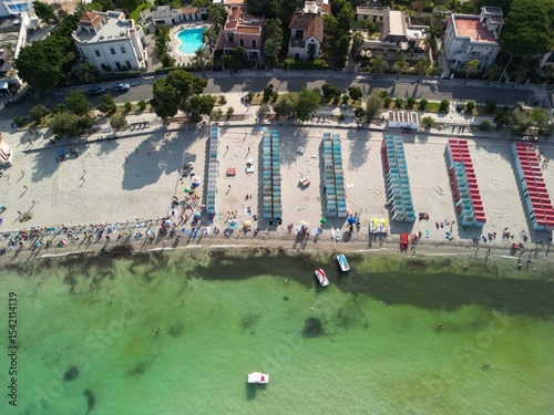 Spaggia di Mondello Palermo - Sycylia - Włochy - piękna plaża z drona