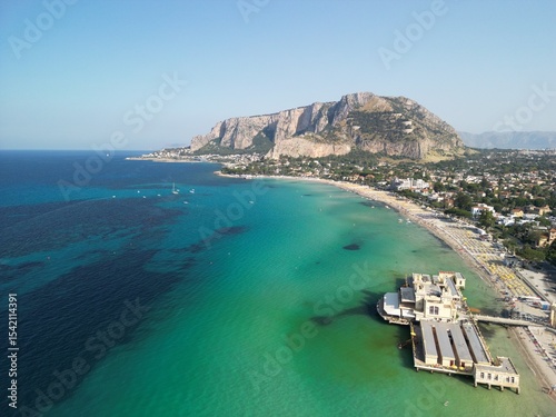 Fototapeta Naklejka Na Ścianę i Meble -  Spaggia di Mondello Palermo - Sycylia - Włochy - piękna plaża z drona