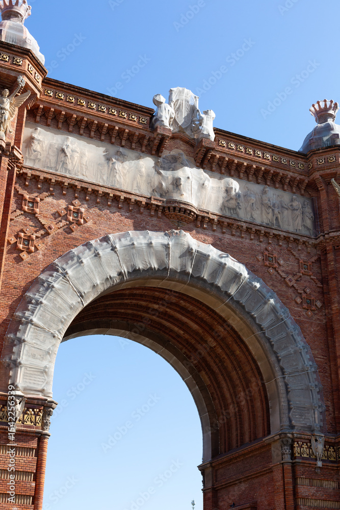Obraz premium Arc de triomf showing intricate brickwork and sculptures in barcelona, spain